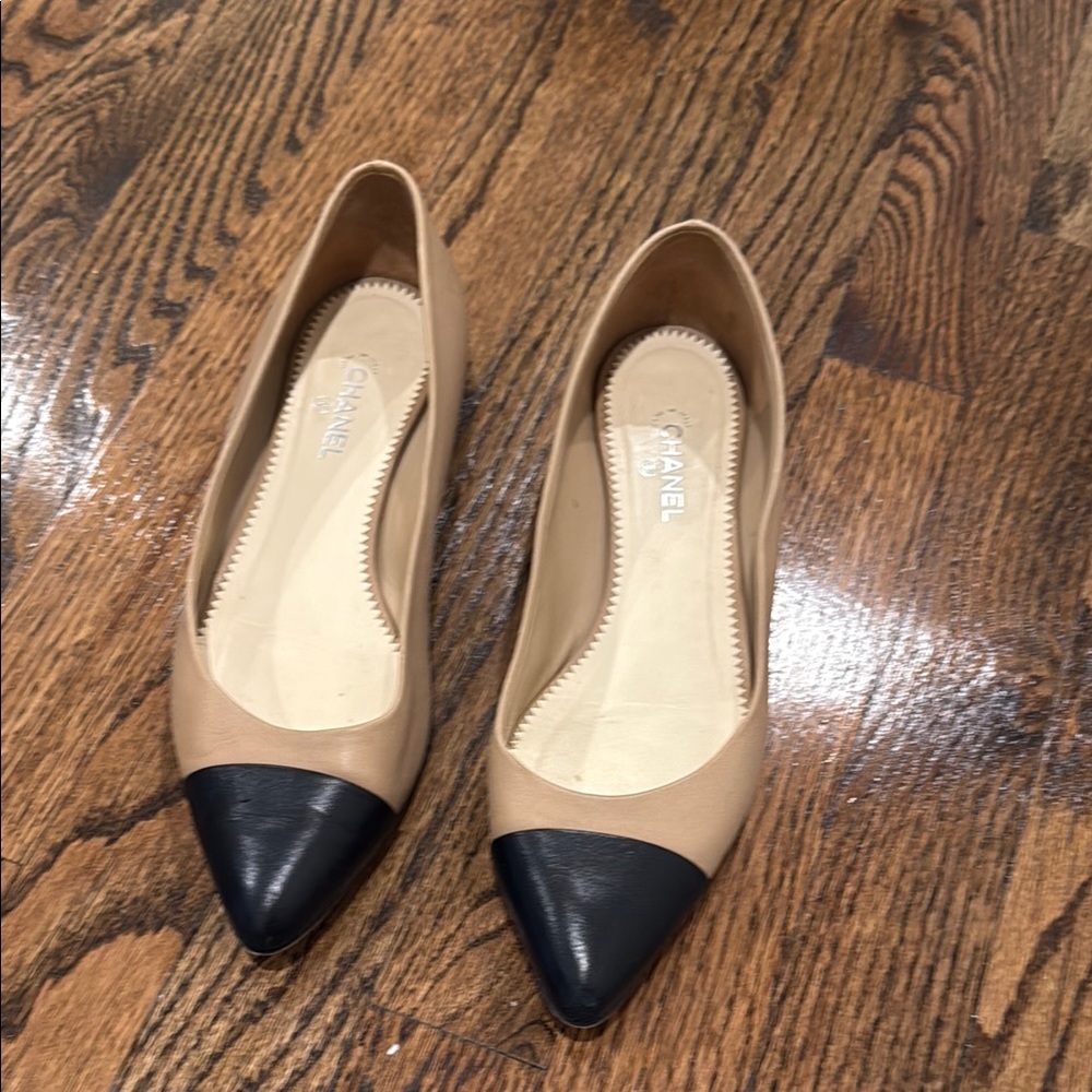 CHANEL Two-Tone Beige and Black Heels